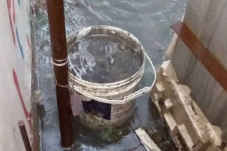 居民出示淹水照，控建商未蓋新屋導致舊屋後方淹水。民眾提供