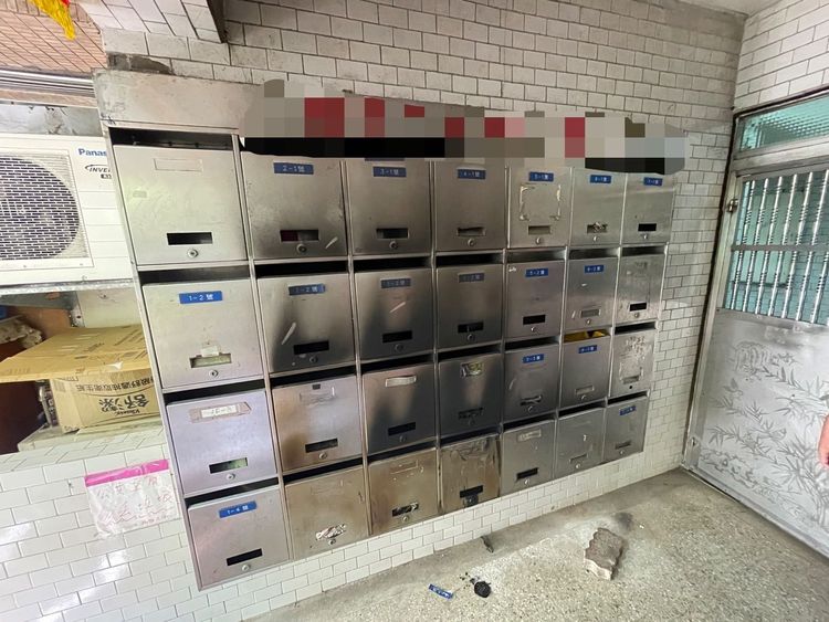 林口前夫家樓下的信箱被燻黑。翻攝畫面