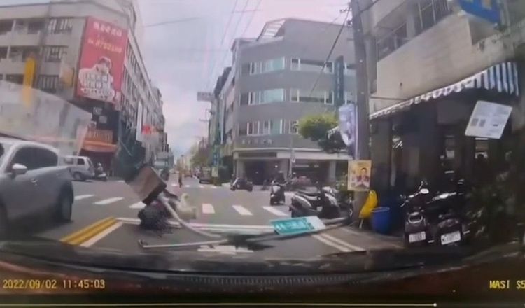 女騎士遭紅綠燈擊中後，倒地不起。讀者提供