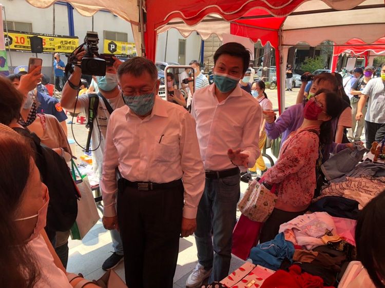 柯文哲今天南下台中幫潭雅神區市議員張睿倉站台輔選，還跟民眾一起逛園遊會。民眾黨提供