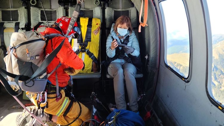 女登山客跌倒腳踝骨折向空勤求援協助送醫。空中勤務總隊花蓮駐地勤務第一大隊第三隊提供