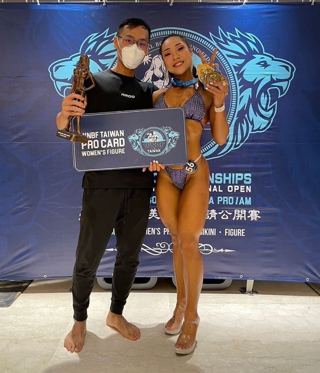 林佩璇為自己取得人生的第一張自然健美職業選手資格卡。台東縣體育會健美委員會提供