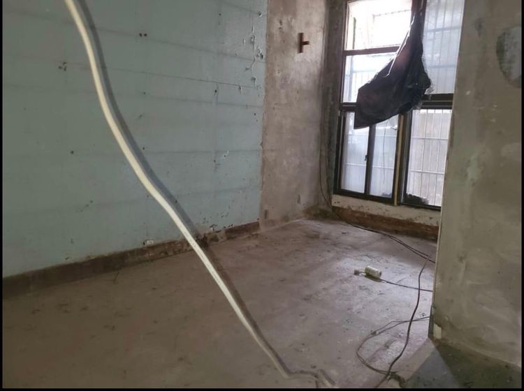 該房電線散落在屋內十分凌亂。翻攝臉書大台南房屋租、售、法拍屋交流區