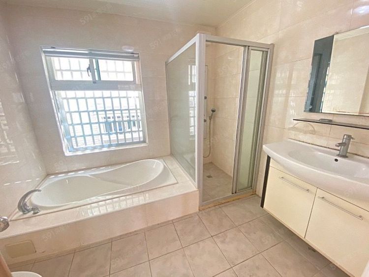 衛浴看起來也很寬敞採光充足。翻攝591