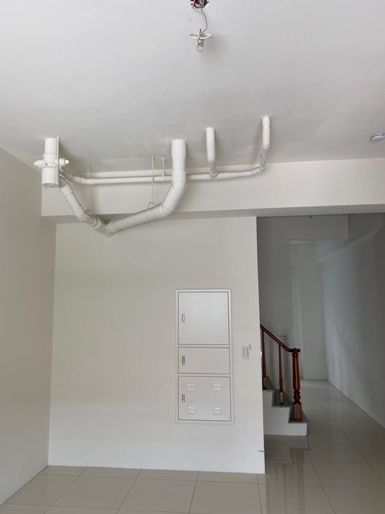 該房客廳原況。翻攝臉書《靠北建商2.0》