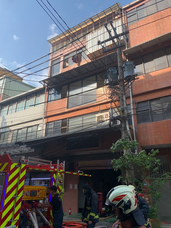 工廠2樓一度有4名員工受困。翻攝畫面