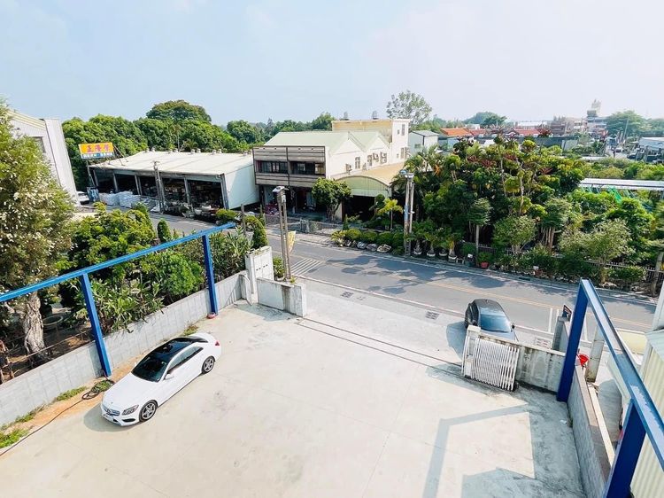 屋前也很寬敞可停好幾台車。 翻攝臉書我是凶宅