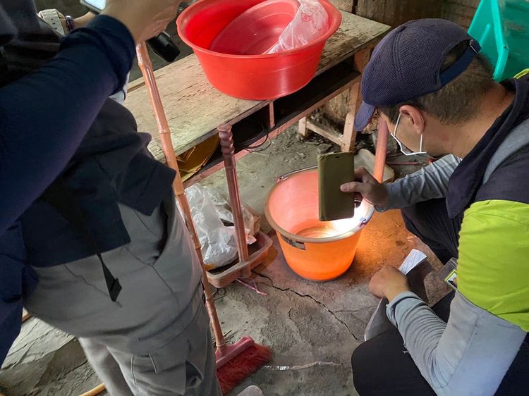 防疫人員不敢掉以輕心，緊急進行病媒蚊防治工作。高市府提供