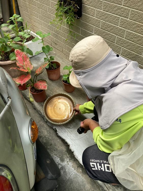 高雄前鎮區再出現本土登革熱病例，防疫人員進行病媒蚊防治工作。高市府提供