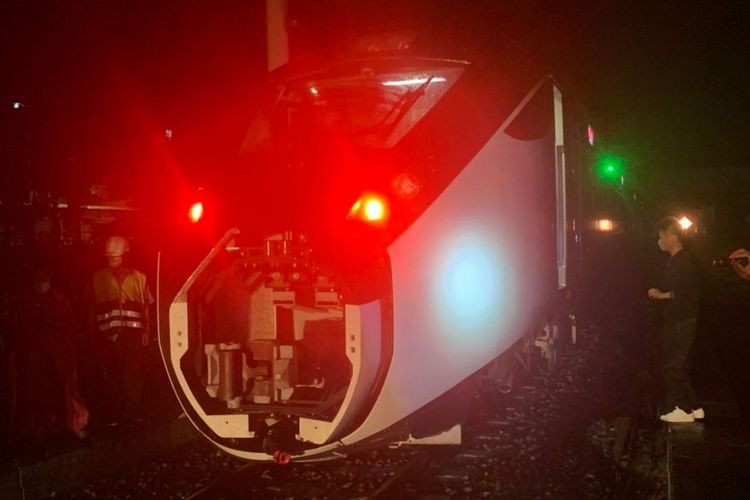 新自強號車頭破了一個大洞。讀者提供