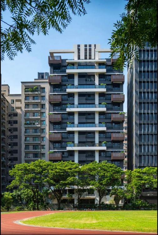 「J.Modern」正對校園。業者提供的戶別具永久棟距