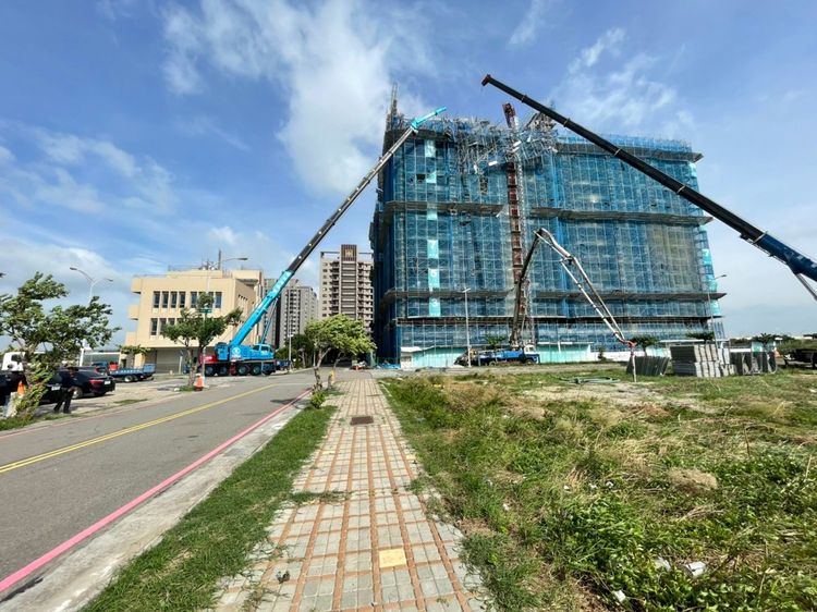 清水區港都一路與港都路口新建大樓，受到強陣風肆虐，導致鷹架倒塌。讀者提供