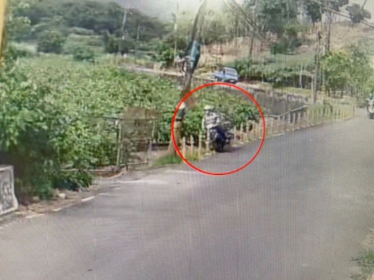 曾男8日下午1時許，騎乘機車沿燕巢區尖山巷搜尋陳姓妻子身影，不料卻自撞設置在路邊護椿，跌落田溝不治死亡。讀者提供