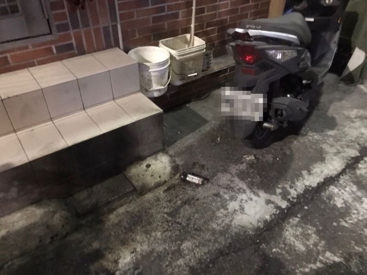 新北汐止某社區遭人丟擲汽油彈，波及到停在社區門口1部機車。翻攝畫面