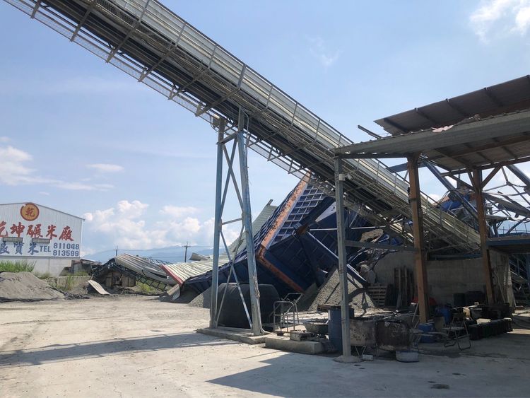 水泥預拌廠廠設備被震毀。讀者提供