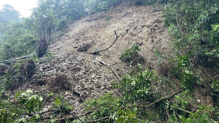 宜51線6K+900上午11時30分再度坍方，預估最快下午3時30分才能搶通。縣府提供