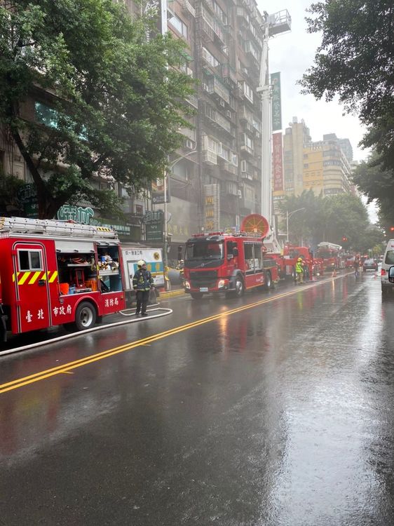 警消出動雲梯車到場待命。民眾提供