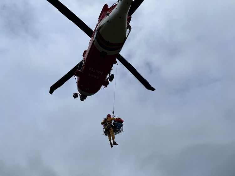 空勤直升機與特搜隊上午將人吊掛送往高雄的醫院。翻攝畫面