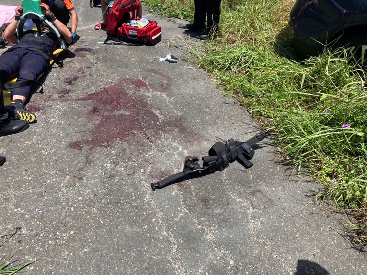 警察遭殺害現場血跡斑斑。民眾提供