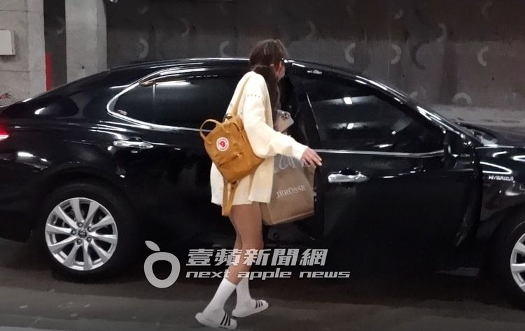 23日晚間林襄上了神秘男子的車。特勤中心攝