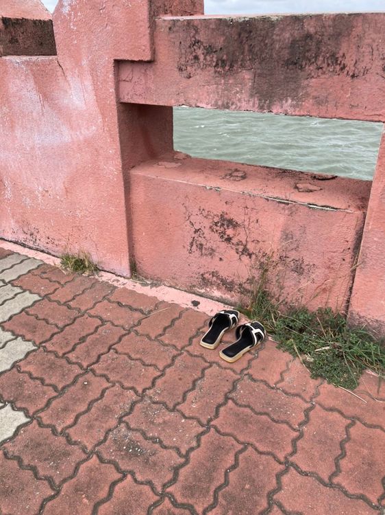 警方發現疑似落水者的拖鞋。讀者提供