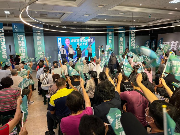 蔡其昌在同濟會員會成立大會後，談到盧秀燕批台中立委沒力反嗆盧秀燕顛倒是非，根本「盧市長打臉盧立委」。曾雪蒨攝