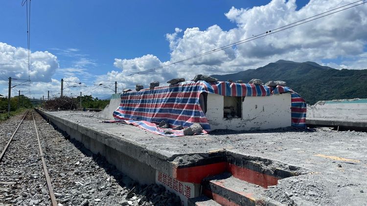 東里火車站倒塌的月台雨棚已拆除。台鐵提供
