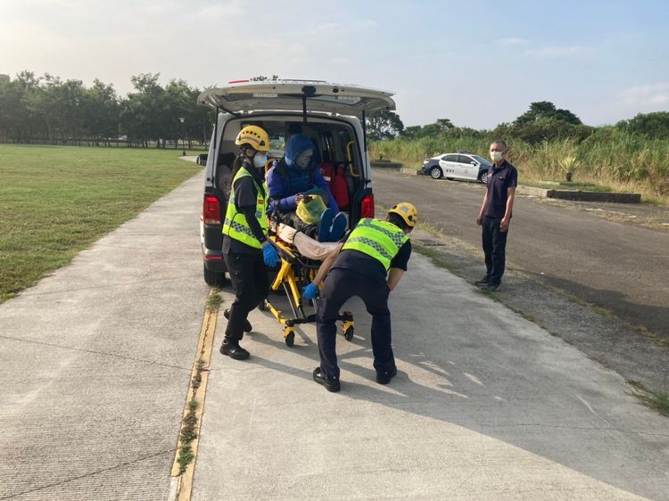 傷者由救護人員送東勢農民醫院救治。民眾提供