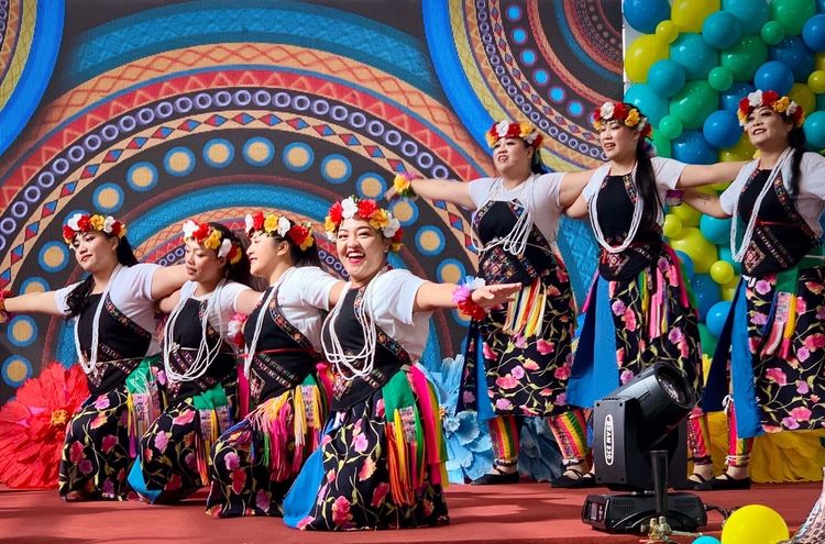 桃園在地原林藝術舞集帶來充滿活力的原住民族舞蹈為晚會開場。桃園市府提供