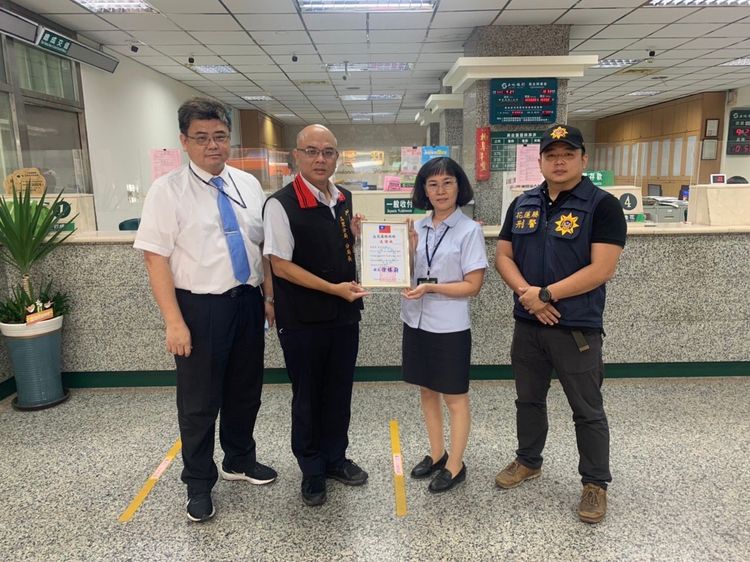 土銀行員黃金花阻詐成功，警方頒狀表揚。玉里分局提供