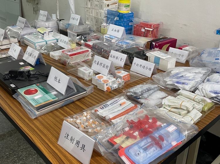 現場查扣注射針頭、手術刀片、麻醉藥劑等物。讀者提供