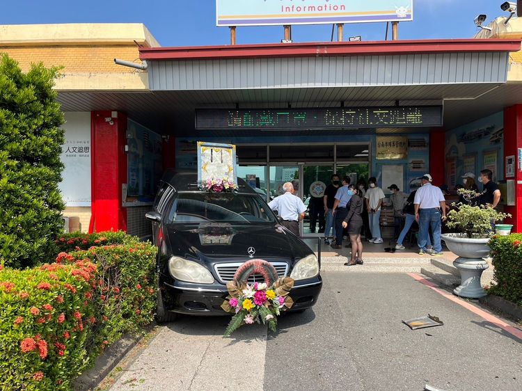 靈車撞上轎車後，再撞到服務中心牆面。民眾提供