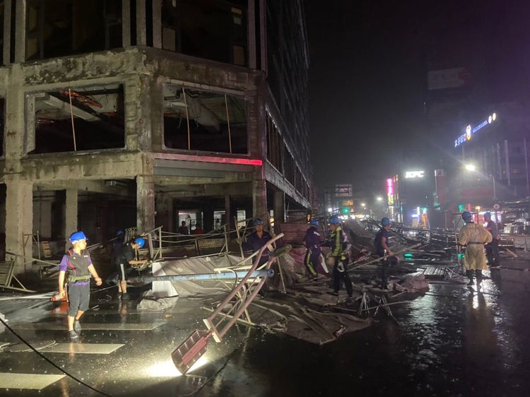 礁溪一處大樓正在整修，外牆施工圍籬不敵颱風的強風吹襲，深夜掉落，警方獲報前往警戒，不料警車慘遭砸毀。讀者提供