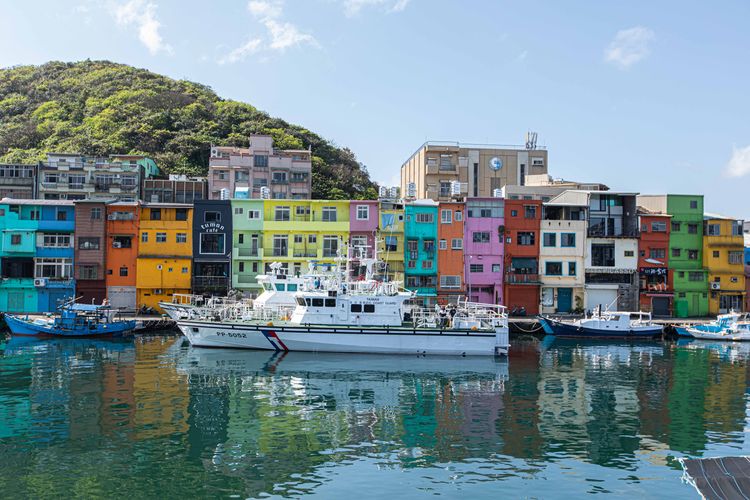 觀光巴士走訪色彩屋等基隆熱門景點。市府提供