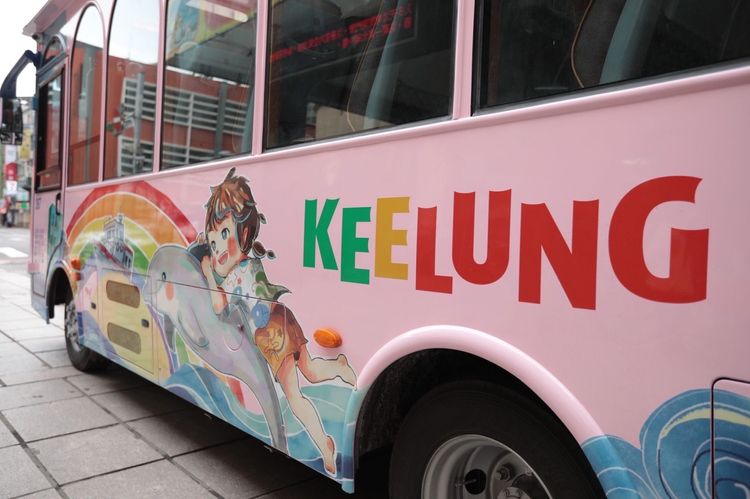 民眾可在遊行前，搭乘觀光公巴士暢遊基隆景點。市府提供