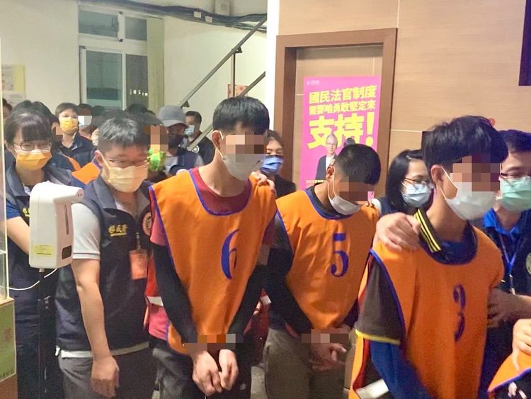 高雄市專勤隊前天與臺東縣專勤隊聯手查獲29名逾期居留移工。讀者提供