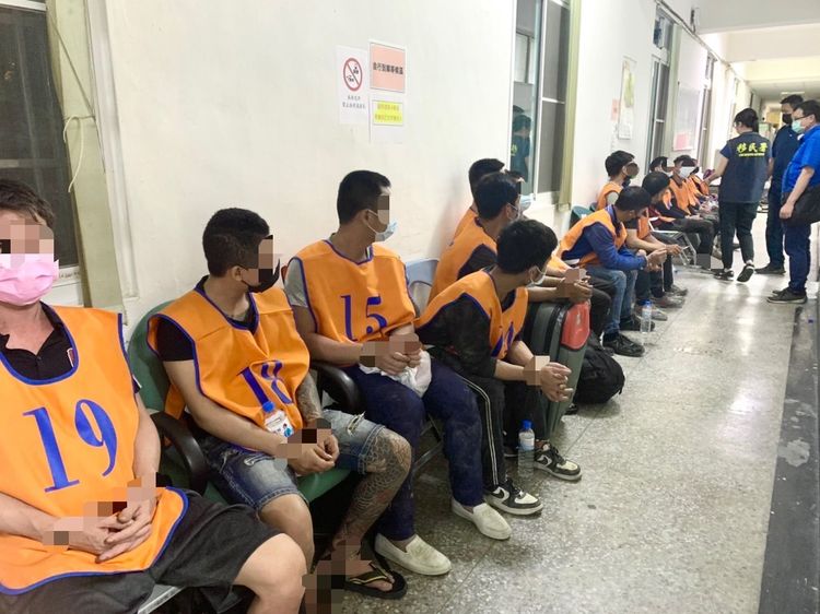 專勤隊在高雄一口氣逮29名失聯移工。讀者提供