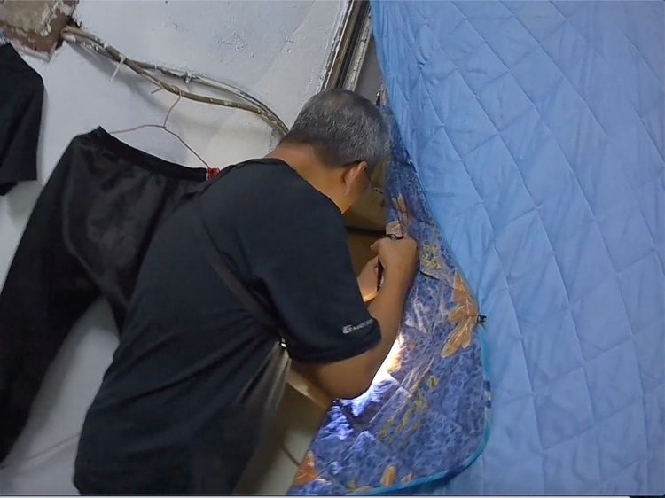 移工把棉被當隔音墊。讀者提供