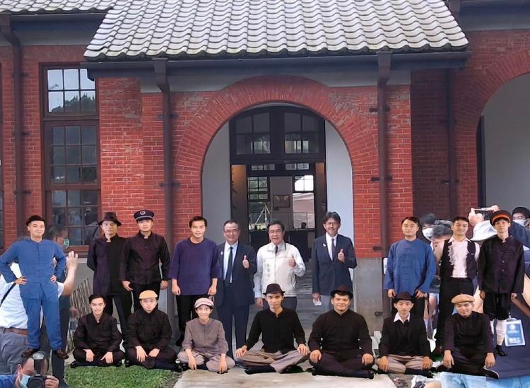 市長黃偉哲會後與文化部政務次長蕭宗煌等來賓利用AR裝置跟百年前工程師合影。園方提供