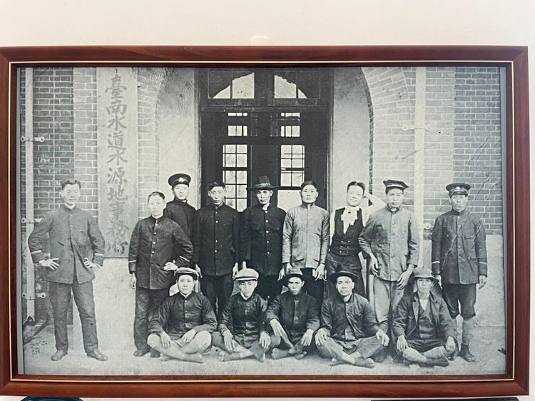 百年前水道工程師們老照片。園方提供