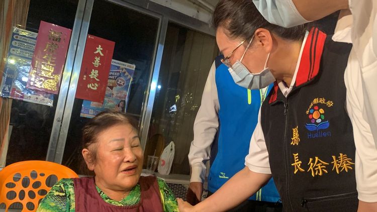 何姓婦人（左）親眼目睹大樓倒塌，當場嚇到哭出來。江孟謙攝