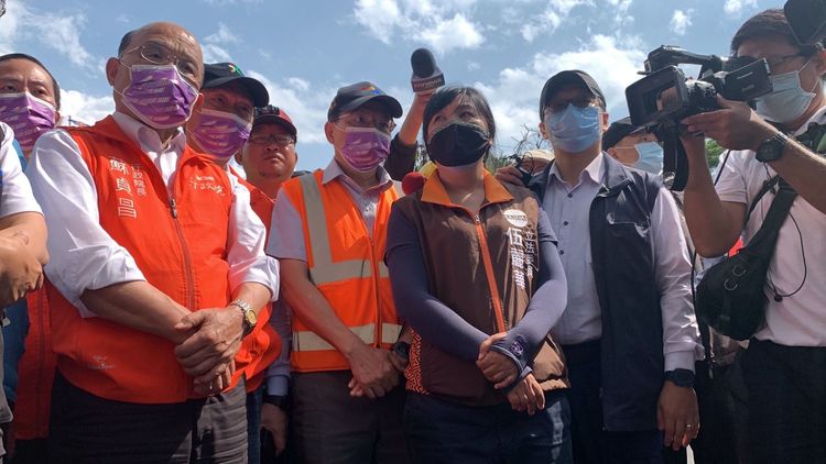 蘇貞昌、王國材等人今天下午前來崙天大橋視察災情。江孟謙攝