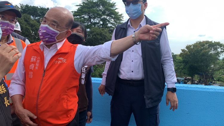 蘇貞昌指著斷橋遠處，允諾將編列預算蓋新橋。江孟謙攝