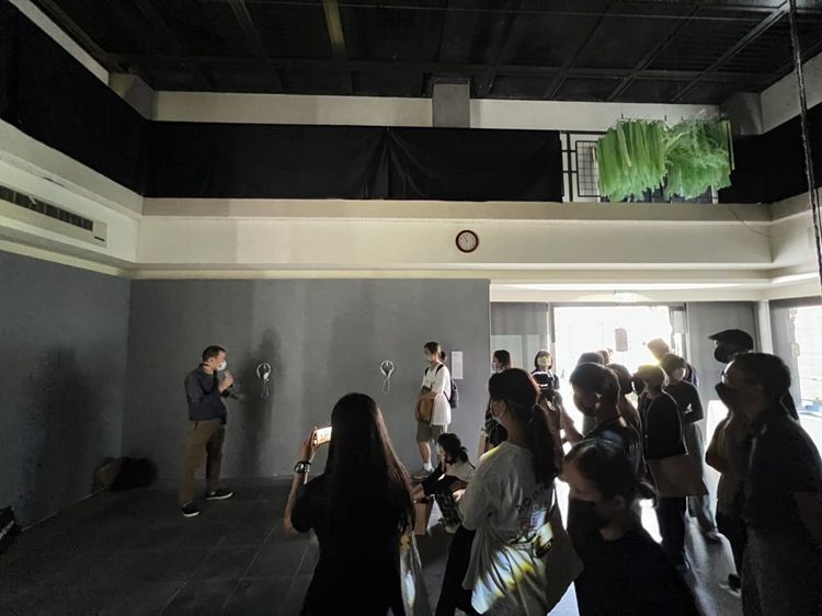 導覽員解說作品。台東縣府提供