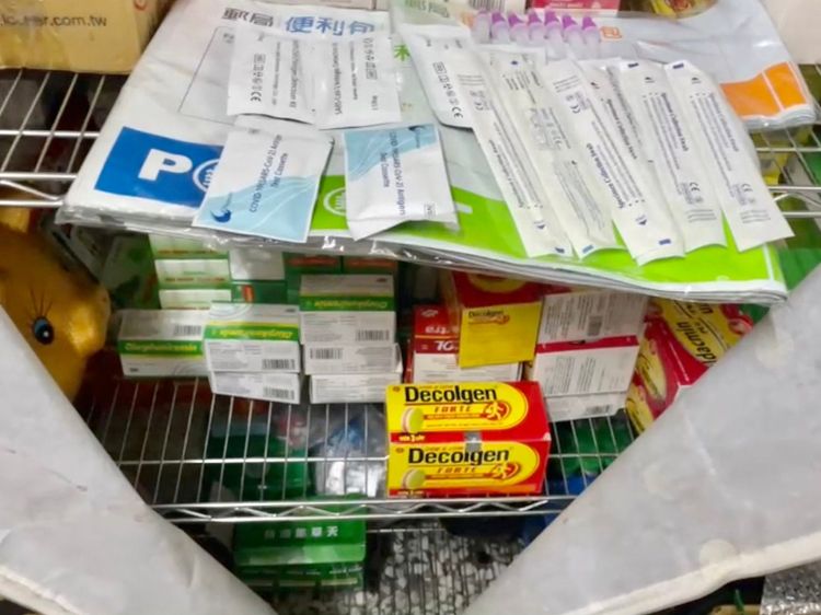 越女還賣頭痛藥等各種藥品，猶如西藥房。讀者提供