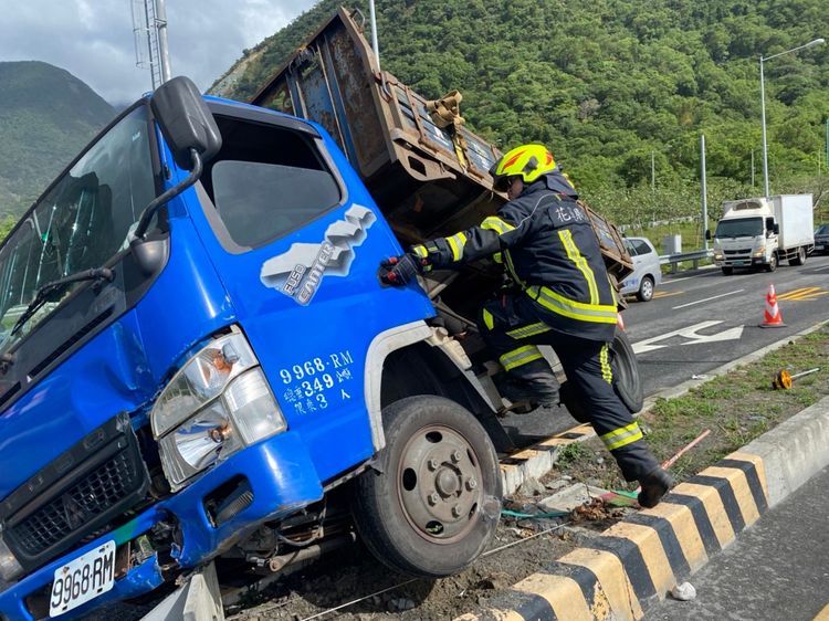 消防隊救援受困駕駛。民眾提供