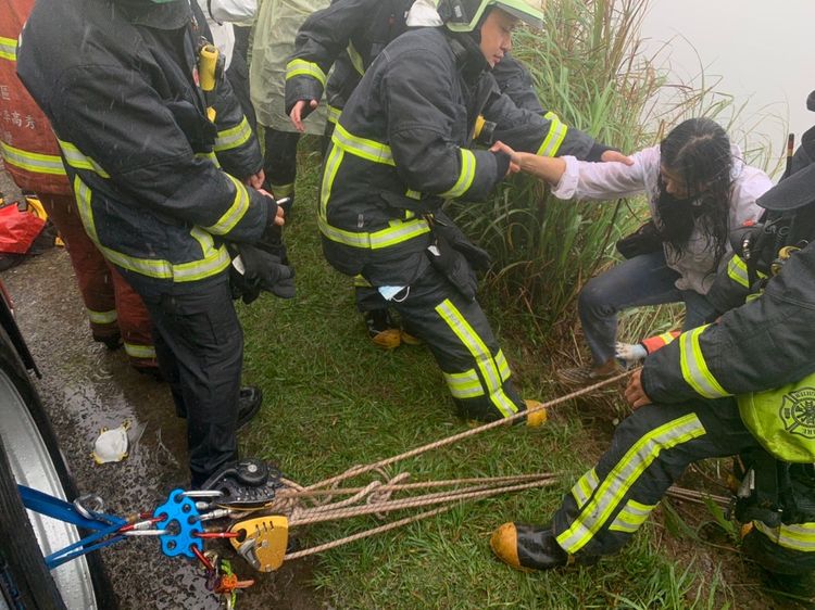 警消順利將人員救出。翻攝畫面