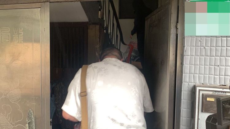 法師帶領家屬上樓招魂。江孟謙攝