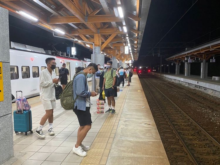 乘客在知本站走下EMU3000的自強號，在月台上等待接駁。黃朱岑提供