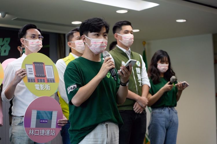 逢甲大學學生楊先驊表要告訴長輩台灣的年輕人是有擔當、自信勇敢的少年家。民進黨提供